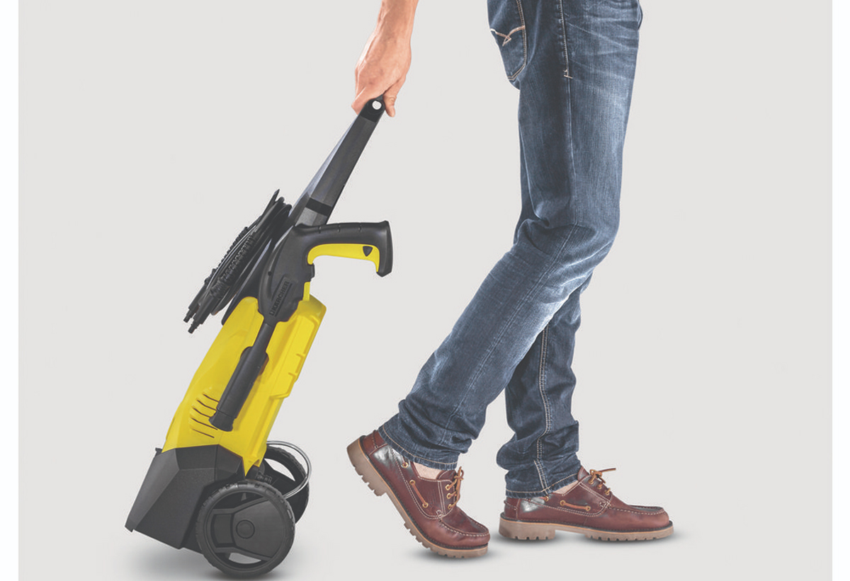 Ο χρήστης μεταφέρει με άνεση το πλυστικό μηχάνημα.